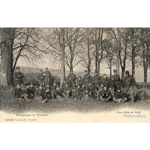 CPA Militaria Soldats Suisse Une halte en for�t Ruhepause im Schatten