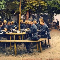 CPA Militaria Arm&eacute;e Suisse Guerre Soldats de Landstrum Bouilli f&eacute;d&eacute;ral