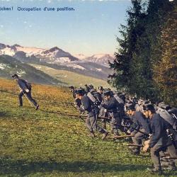 CPA militaria Arm&eacute;e Suisse Infanterie Vorr&uuml;cken Occupation d'une position