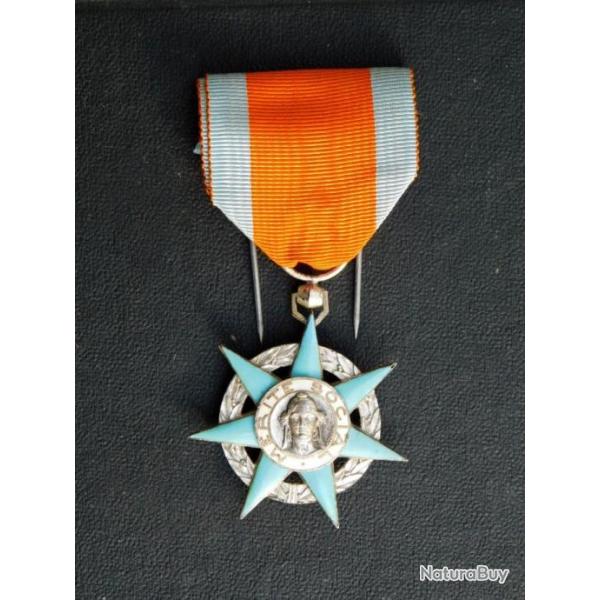 ORDRE DU MERITE SOCIAL - CROIX DE CHEVALIER - 1958 / 1963