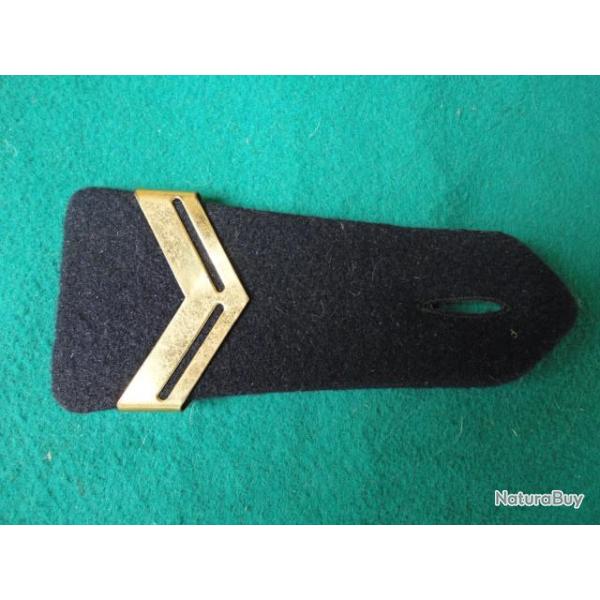 Epaulette avec galon m�tallique jaune.