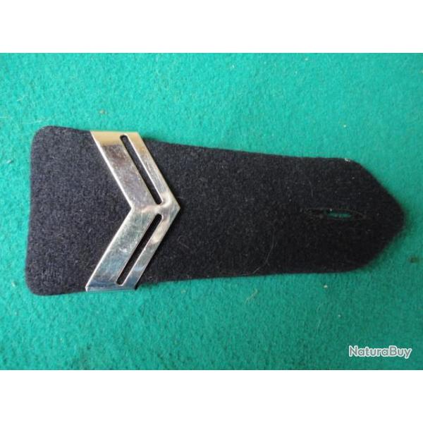 Epaulette avec galon m�tallique blanc.