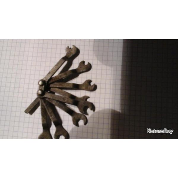 Petites cles a fourche 8 pieces reliees numerotees 1 a 8  probablemeut mesures us