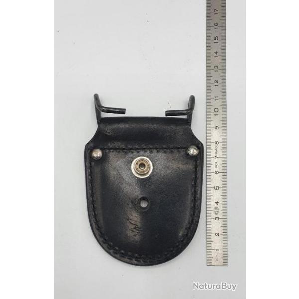 Attache avec pression pour holster.