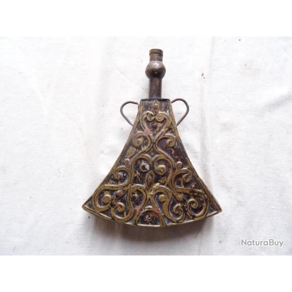 E6 ) belle et grande poire a poudre  ethnique  , d�cor�e en cuivre repouss�