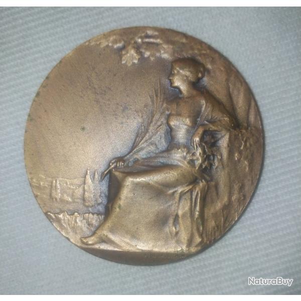 M�daillon en bronze : la justice si�geant sous un ch�ne.