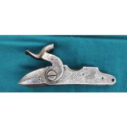 Platine de fusils cisel&eacute;e � Pr&eacute; XIXe si&egrave;cle, tr&egrave;s belle pi&egrave;ce   PL171