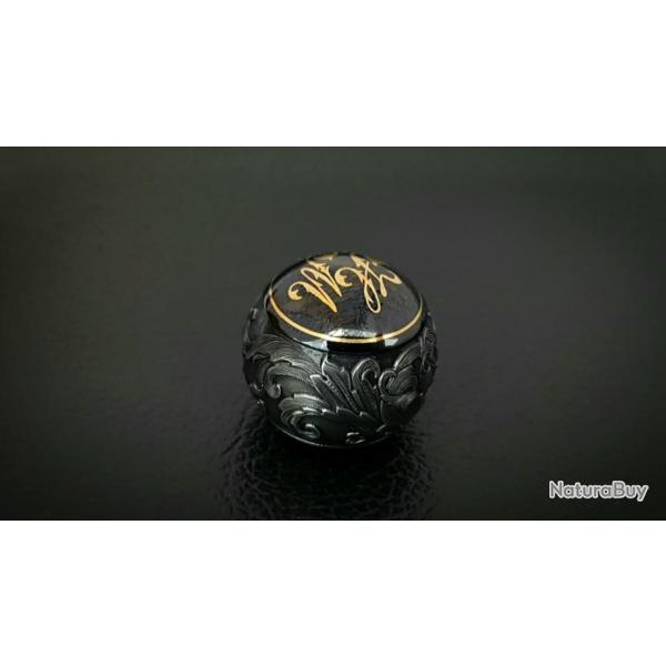 Boule grav�e � la main.