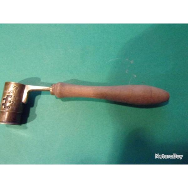 Ancienne chargette gradu�e en laiton avec manche en bois pour rechargement