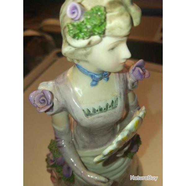 Femme en porcelaine, Europe,  22 cm.
