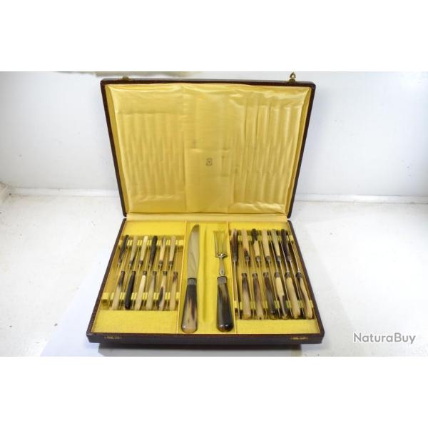 Ancien service de couteaux Saint-Etienne Manufrance Etoile, manches en corne, 12 couverts