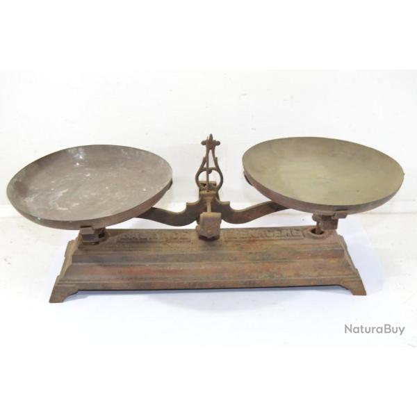 Ancienne balance mnagre type roberval avec plateaux cuivre et pieds dports. Outil ancien