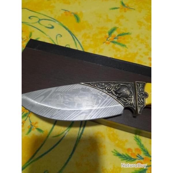 Couteau sculpt� loup lame de 12,5 cm dessin de loup sur la lame Tr�s coupant