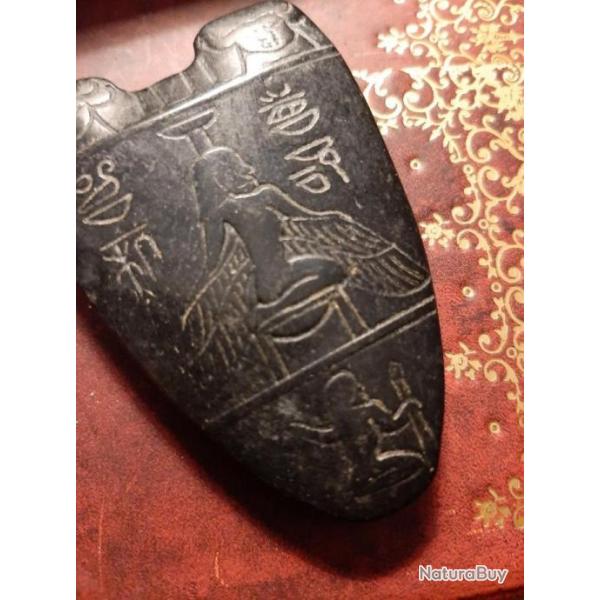 Curieuse pierre egyptienne avec des hieroglyphes