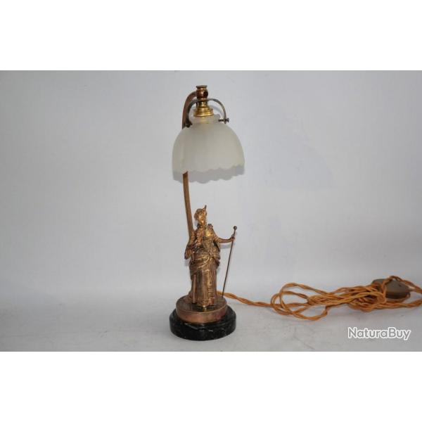 Lampe Femme lgante  l'ventail