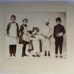 Photographie Enfants déguisés tenues travail P. Bonzon Genève 1928