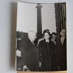 Photo Charlie Chaplin et Oona Place Vendôme Paris 1952 Interpress cinéma