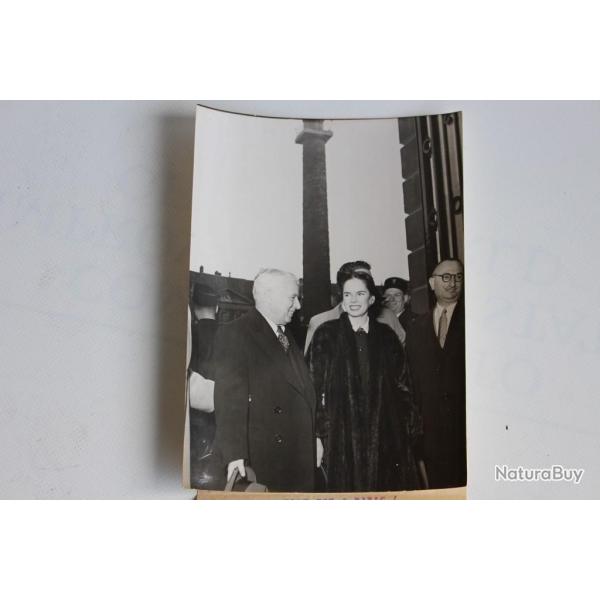 Photo Charlie Chaplin et Oona Place Vend�me Paris 1952 Interpress cin�ma