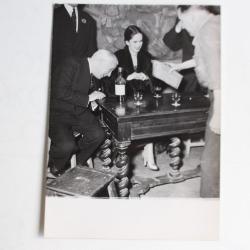 Photo Charlie Chaplin et Oona La tour d'argent 1952 AGIP Cohen cin&eacute;ma