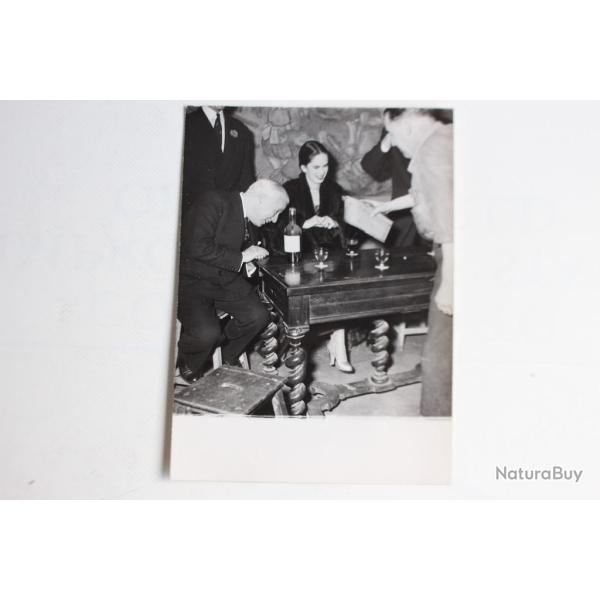 Photo Charlie Chaplin et Oona La tour d'argent 1952 AGIP Cohen cin�ma