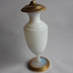 SEVRES pied de lampe vase en cristal opalin Verrerie