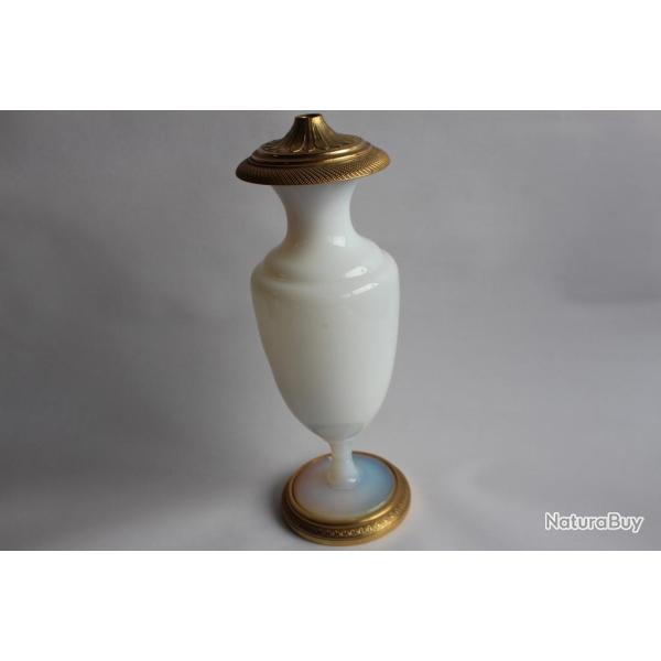 SEVRES pied de lampe vase en cristal opalin Verrerie