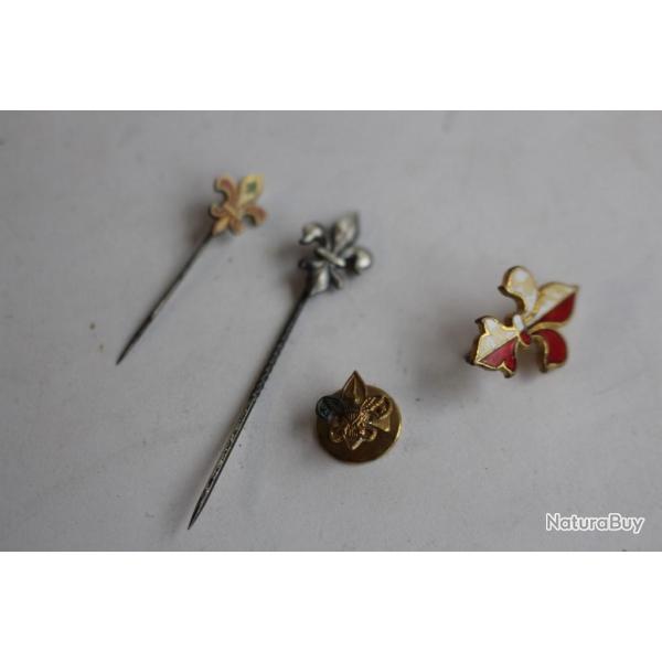 Quatre anciennes insignes Scout