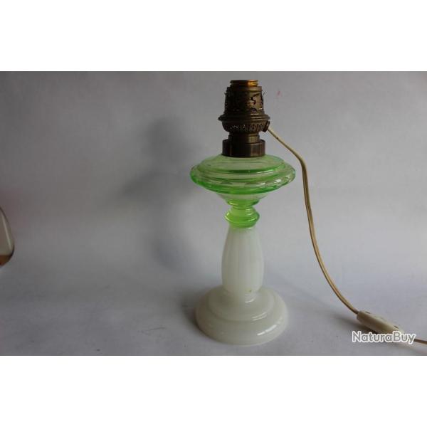 Lampe a p�trole verre opalin et verre a l'urane ouraline XIXe si�cle