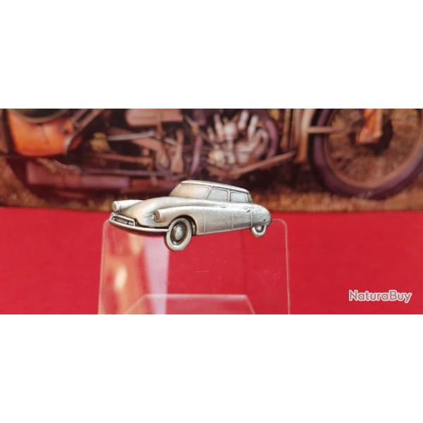 Pin's  DS.19  Hauteur : 20 mm Largeur :  43 mm