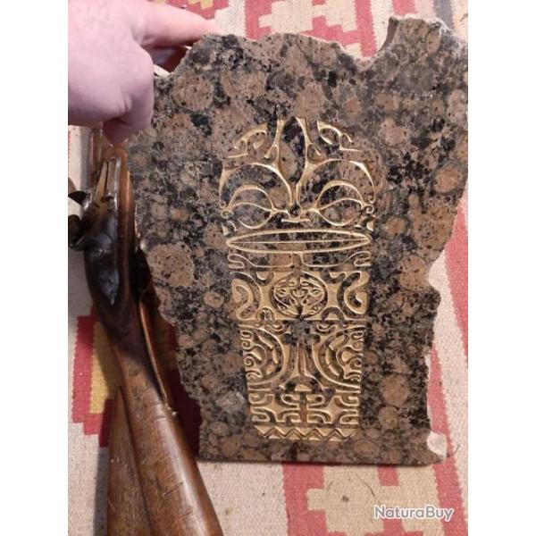 Manchette de tatouage polyn�sien grav�e dans un bloc de pierre