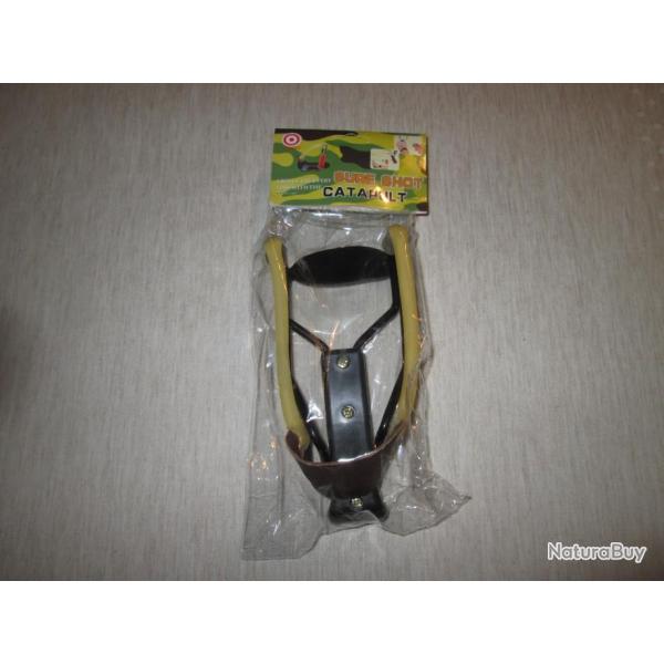 LANCE PIERRE AVEC GARDE MAIN