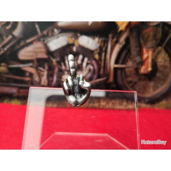 Insigne m�tal (fixation pin's) repr�sentant un doigt d'honneur