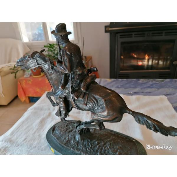 Tr�s joli Bronze Trooper off the plains d'apr�s Fr�deric Remington