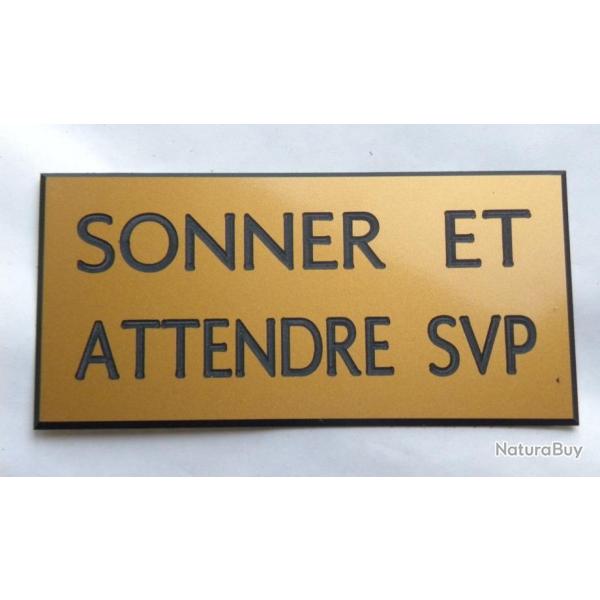 Plaque adh�sive "SONNER ET ATTENDRE SVP" format 48 x 100 mm fond OR
