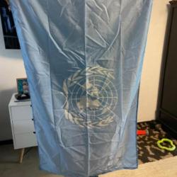 Drapeau ONU neuf tr&egrave;s grande taille. Frais de port offerts