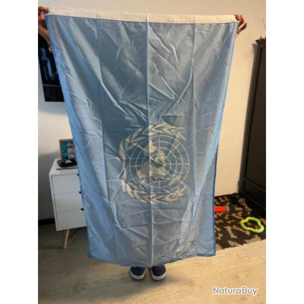 Drapeau ONU neuf tr�s grande taille. Frais de port offerts