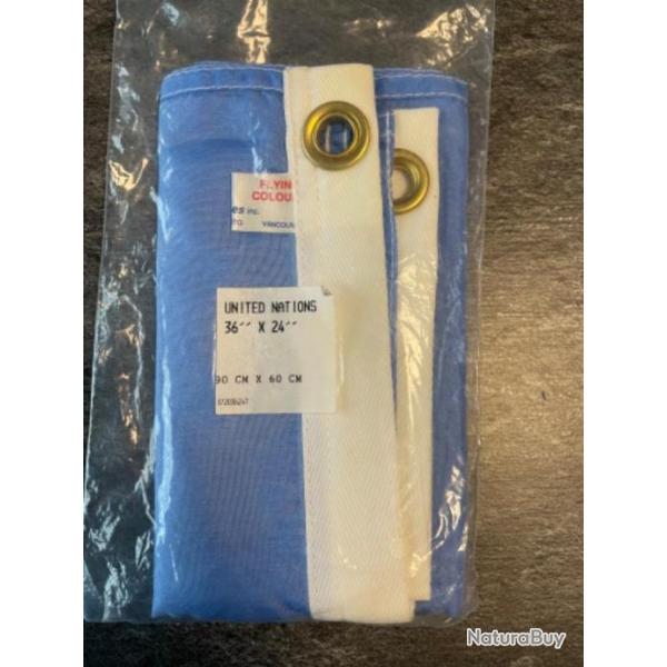 Drapeau ONU neuf encore sous blister. Frais de port offerts
