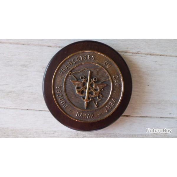 TAPE DE BOUCHE BRONZE DAKAR FORCES FRANCAISES DU CAP VERT ET SA MEDAILLE DE TABLE