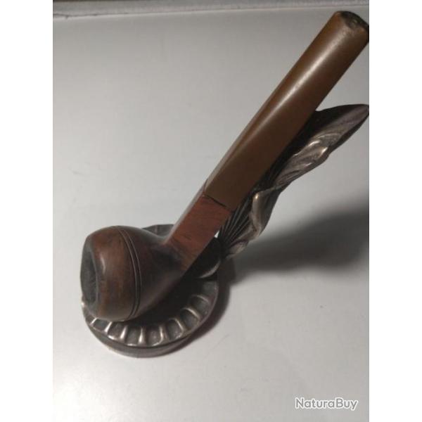 Lot pipe  tabac et prsentoir en mtal.