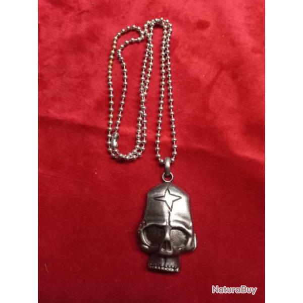 Pendentif t�te de mort avec cha�ne bille de acier