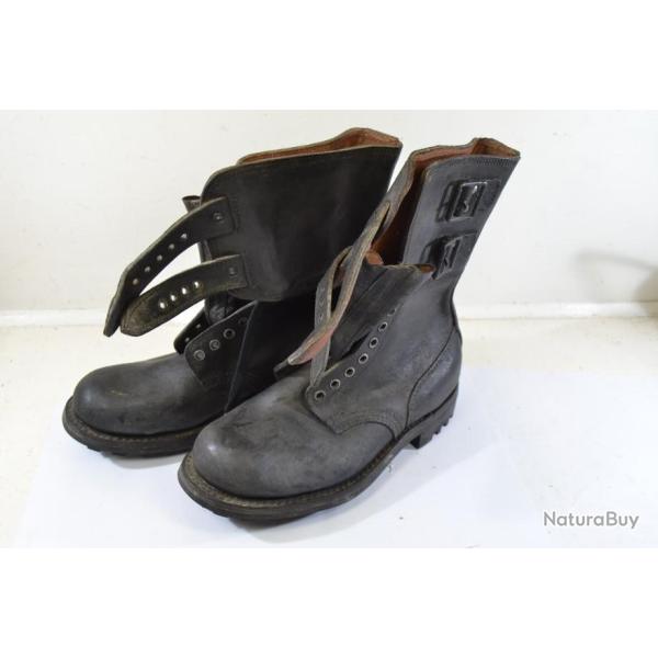 Paire de rangers / brodequins � jambi�re mod�le 1952 version � deux pattes de serrage tampon de 1960