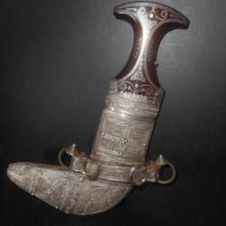 POIGNARD JAMBIYA, FOURREAU EN ARGENT, POIGNEE TRES DECOREE QATAR, YEMEN, OMAN, DECORATION OU VITRINE