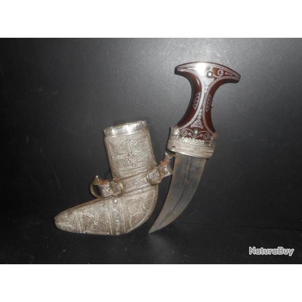 POIGNARD JAMBIYA, FOURREAU EN ARGENT, POIGNEE TRES DECOREE QATAR, YEMEN, OMAN, DECORATION OU VITRINE