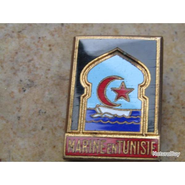 insigne pucelle  Marine en Tunisie , fond noir, dos lisse grav�, 2 pastilles navale nationale marin