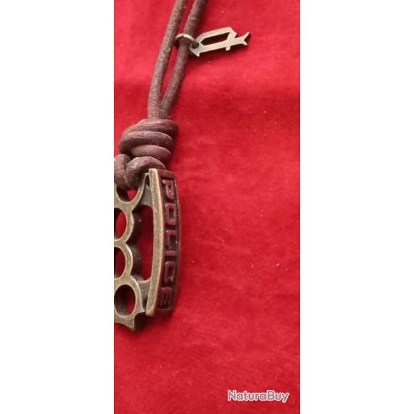 Pendentif poing amricain police