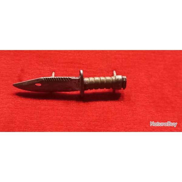 Pins r�aliste  couteau de survie  tr�s bien finis , tr�s d�taill�...