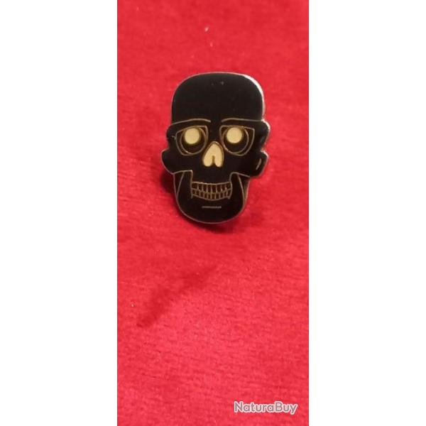 Pins t�te de mort ann�e 80