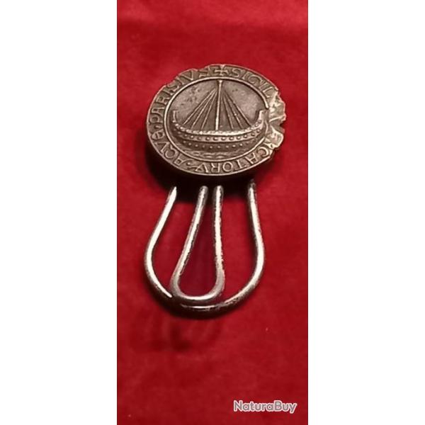 Ancienne Pince � billet Mont� avec une ancienne monnaie grecque