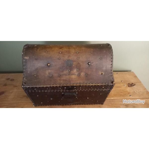 Ancien coffre de voyage clout�
