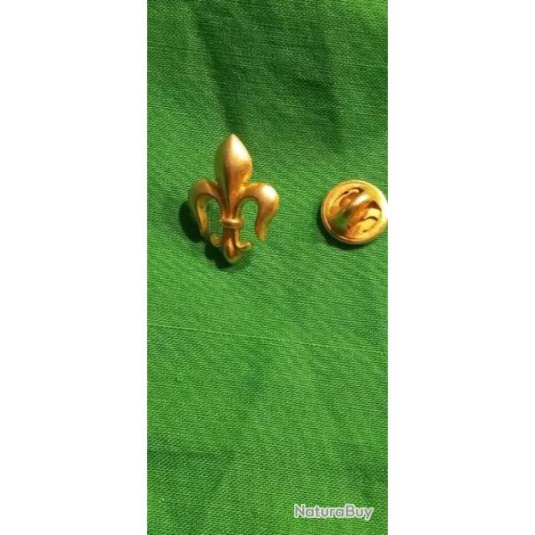 Pin's  FLEUR DE LYS    sign� ballou reg'd 130 ans.